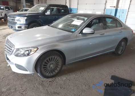 2016 Mercedes-Benz C 300 Luxury 4Matic z USA, uszkodzony, nr VIN 55SWF4KB3GU135076